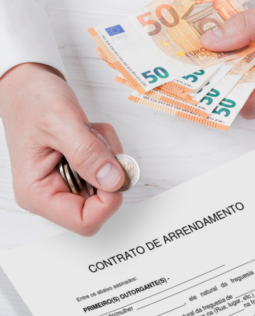 Mãos segurando notas e moedas de euro sobre contrato de arrendamento.